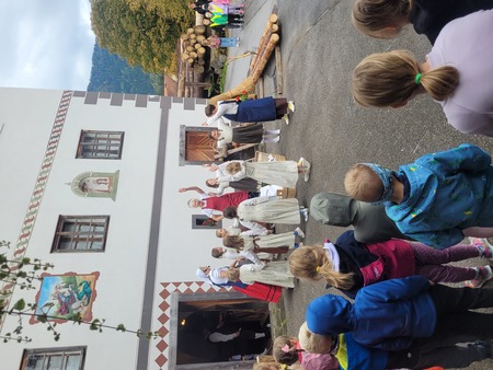 Prireditev DEKD pri Juvanovi hiši